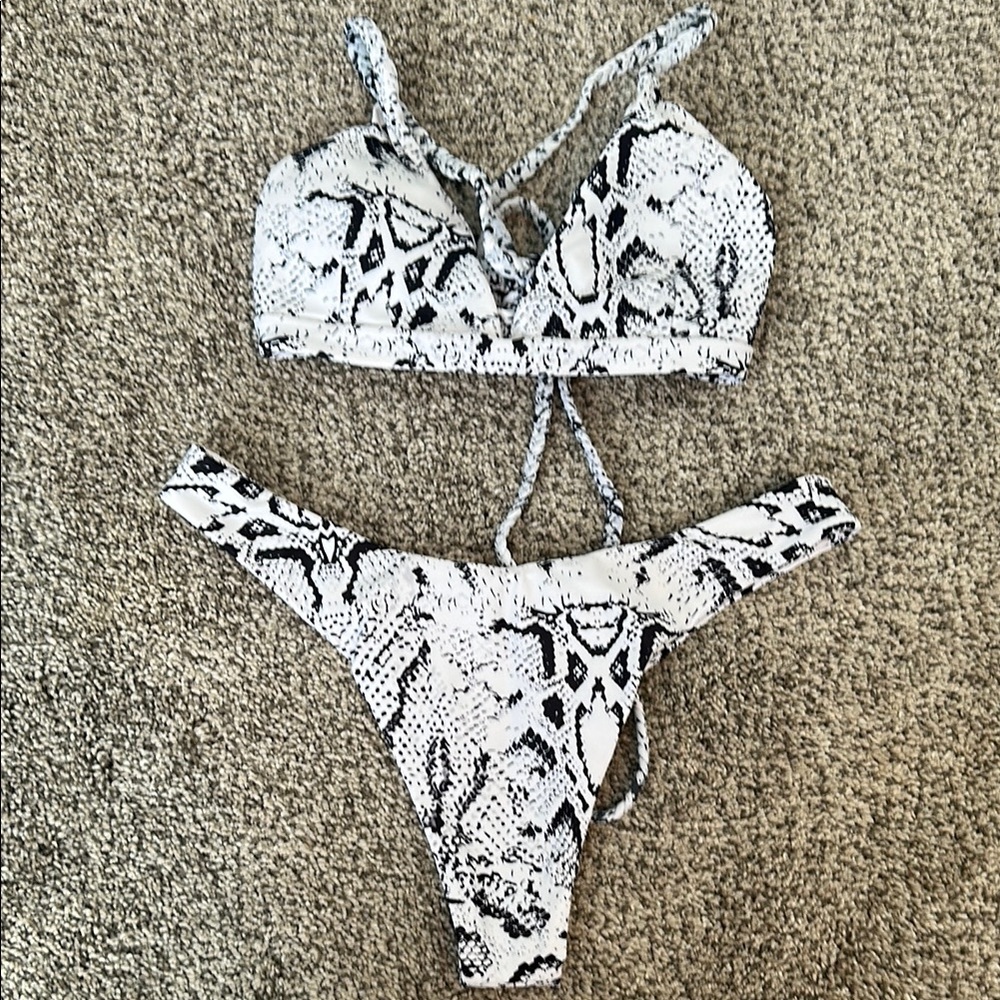 Zaful Monochrome Snake Print Bra Set